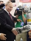 Президент России Владимир Путин посещает выставку в Харбинском технологическом институте в рамках государственного визита в Китай в 2024 году